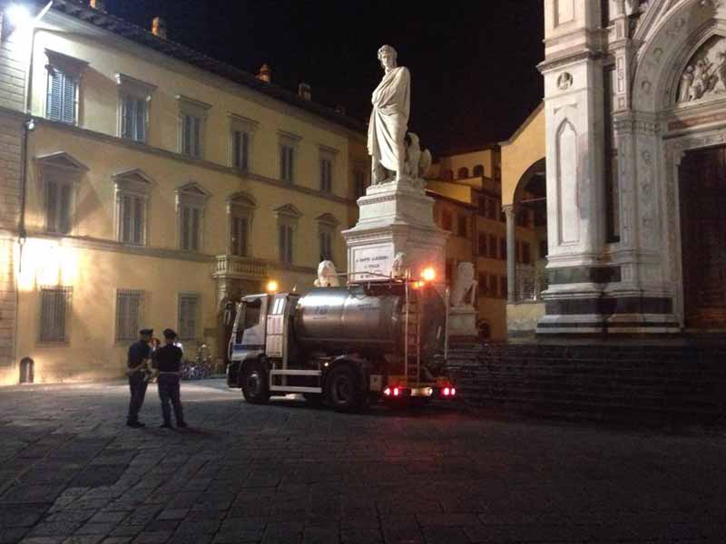 Idranti in piazza a Firenze contro i bivacchi - idrante in piazza Santa Croce