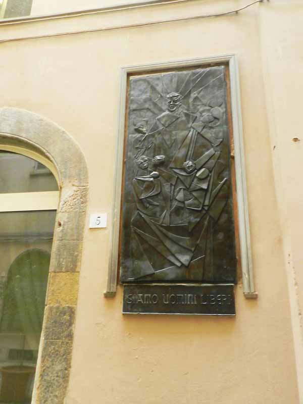 Piazzetta del Giglio Firenze, bassorilievo