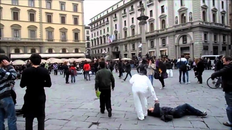 Flash mob: tutti giu’ per terra, contro il nucleare
