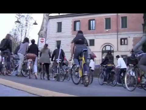 Un’invasione sui pedali: un centinaio di bici sfida il traffico