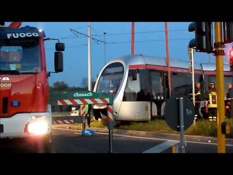 La tramvia deraglia: sette feriti
