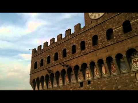 Passi di danza sulla facciata di Palazzo Vecchio: i ballerini-scalatori / VIDEO