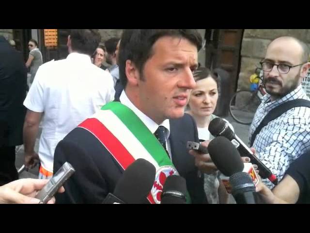 Renzi arriva in bici e ”chiude” il centro: ora cambia tutto