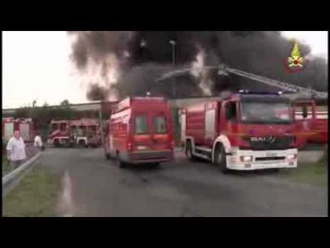Fiamme in una ditta di cachemire, situazione sotto controllo / VIDEO