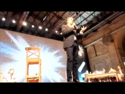 L’imbucata al ”Big bang”: sul palco durante il discorso di Renzi