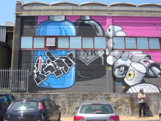 Creatività contro cemento: un murales colora il parcheggio