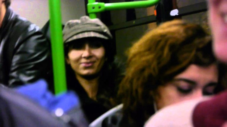 Gli indignati prendono il bus e cantano la ”ballata antiprivatizzazione”