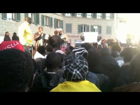 No al razzismo tra canti e preghiere: migliaia al corteo
