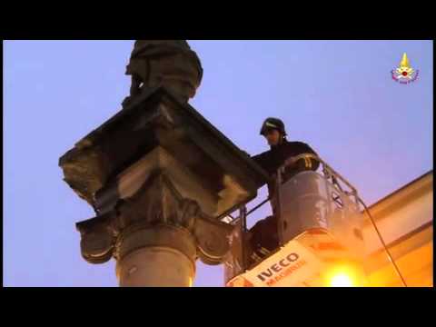 Obelisco di piazza della Repubblica, cade un grosso frammento