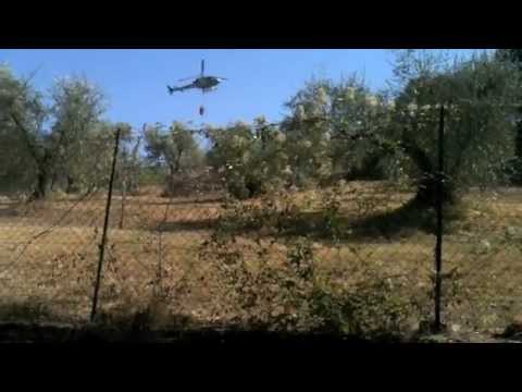 Nuovo incendio sulla via Bolognese. Elicottero in azione sulla collina