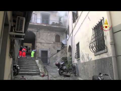 Incendio in appartamento, fumo dalle finestre