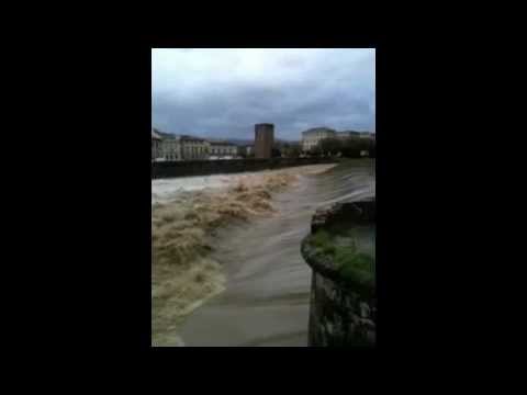 Maltempo, l’Arno gonfio in centro