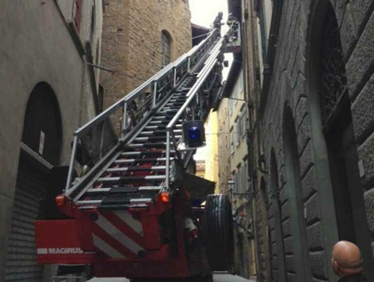 Crollano frammenti dalla facciata, intervengono i pompieri