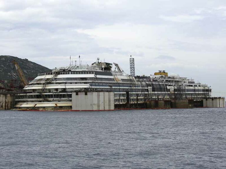 Concordia, lavori giorno e notte: poi la partenza per Genova