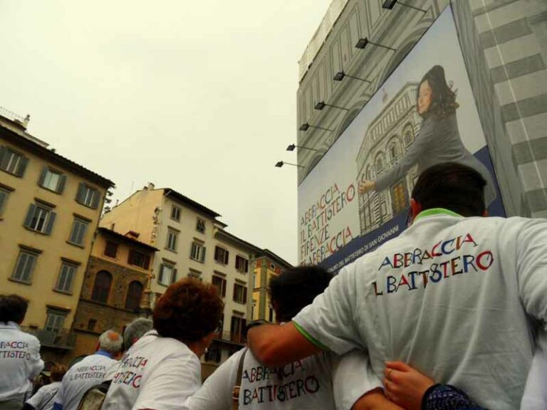 In mille per ”Abbraccia il Battistero”