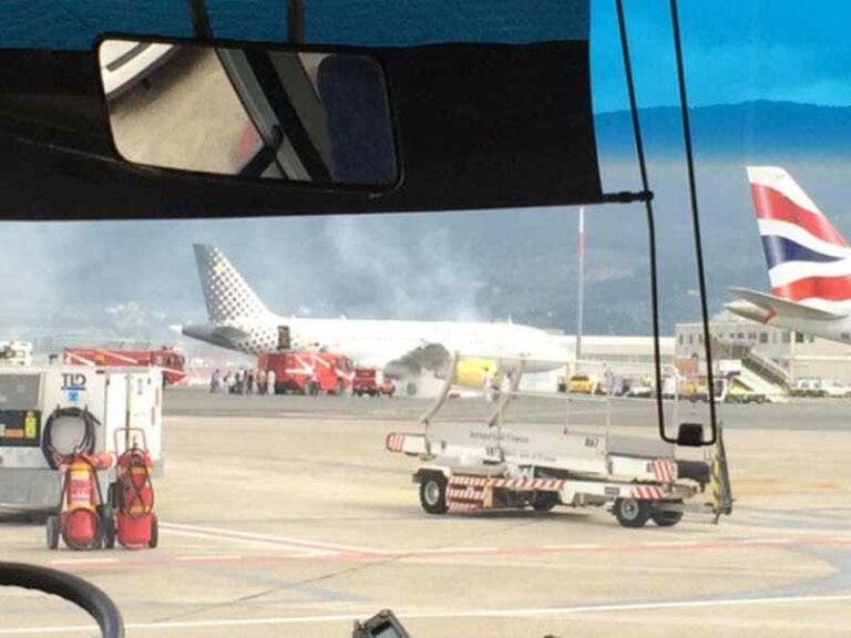 Aereo atterra a Firenze, principio di incendio