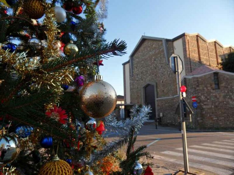 Cercasi addobbo per l’albero in piazza