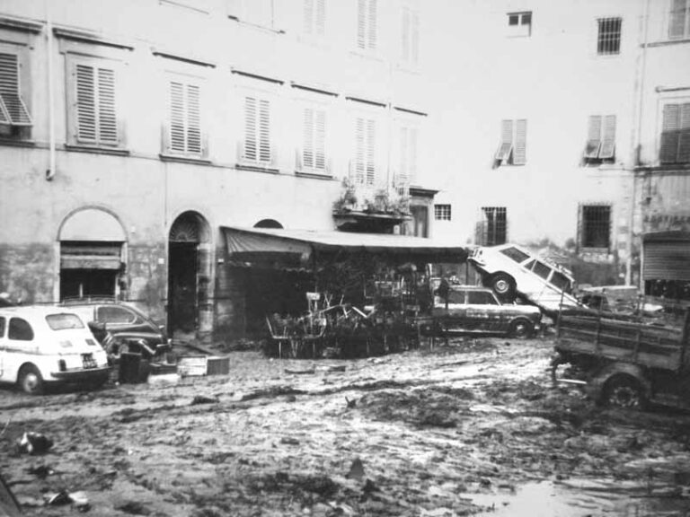 Firenze ricorda l’alluvione, 49 anni dopo