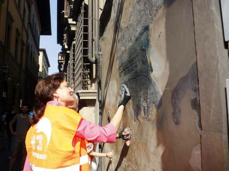 Via lo spray da Palazzo Ramirez
