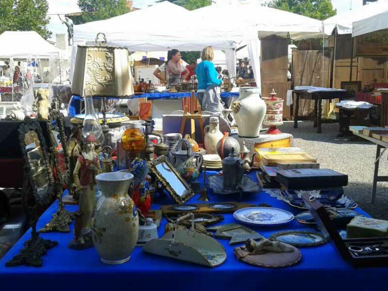 Il mercato dell’antiquariato è in piazza Indipendenza
