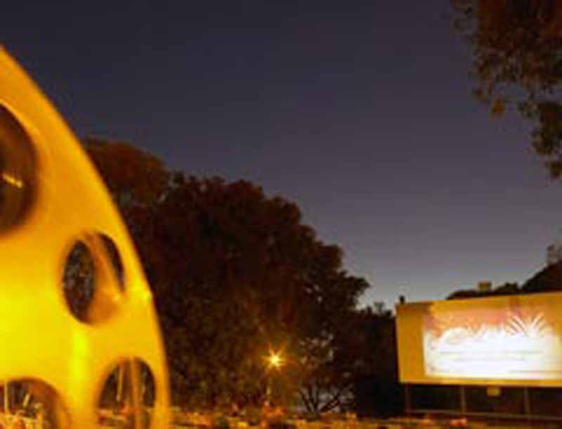 Cinema, castelli di sabbia, arte e aperitivi ad hoc: l’agosto in città si passa così