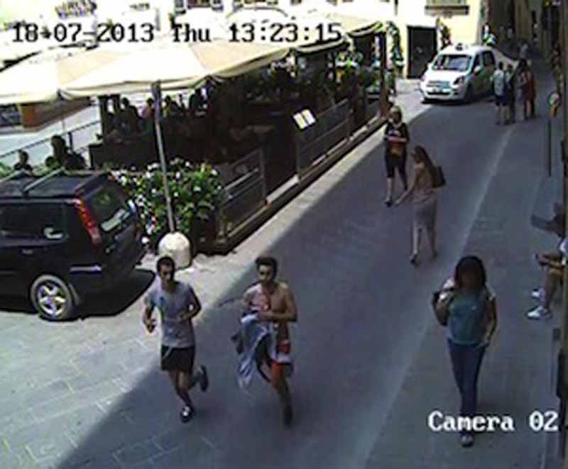 Omicidio di via della Condotta, estradati i due arrestati: oggi arrivano a Roma