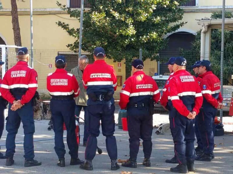 Ex carabinieri sorvegliano i giardini fiorentini (di notte)