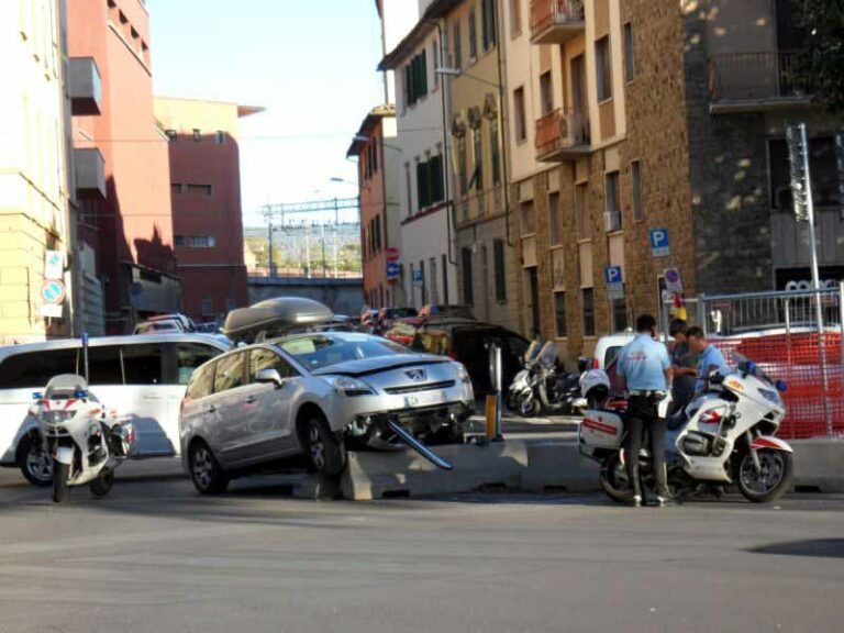 Viale Belfiore, finisce sopra un new jersey