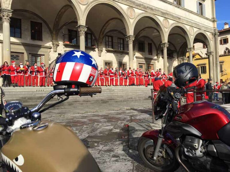 Se Babbo Natale viaggia in sella alla moto