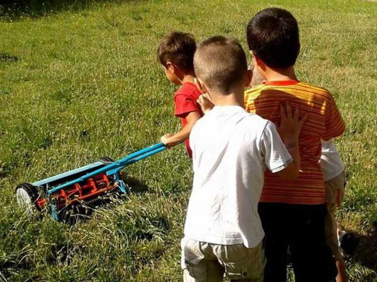 Nonni e nipoti zappano insieme
