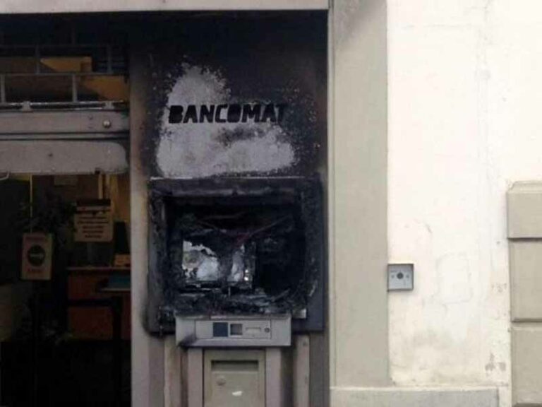 Danno alle fiamme un bancomat in piazza Gualfredotto