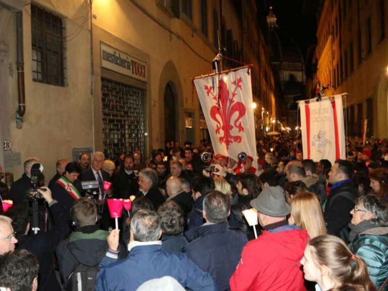 Centinaia di fiaccole a Firenze per i morti di Bruxelles