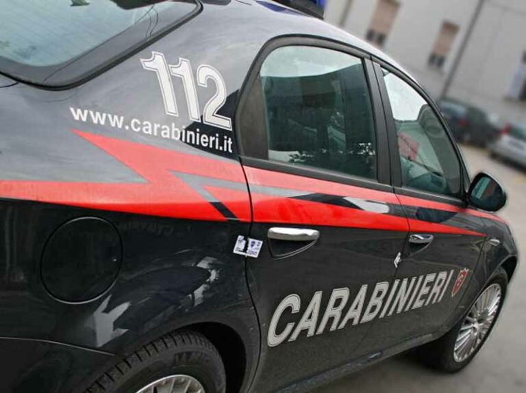 Ruba un giubbotto in centro, poi prende a calci e pugni il commesso