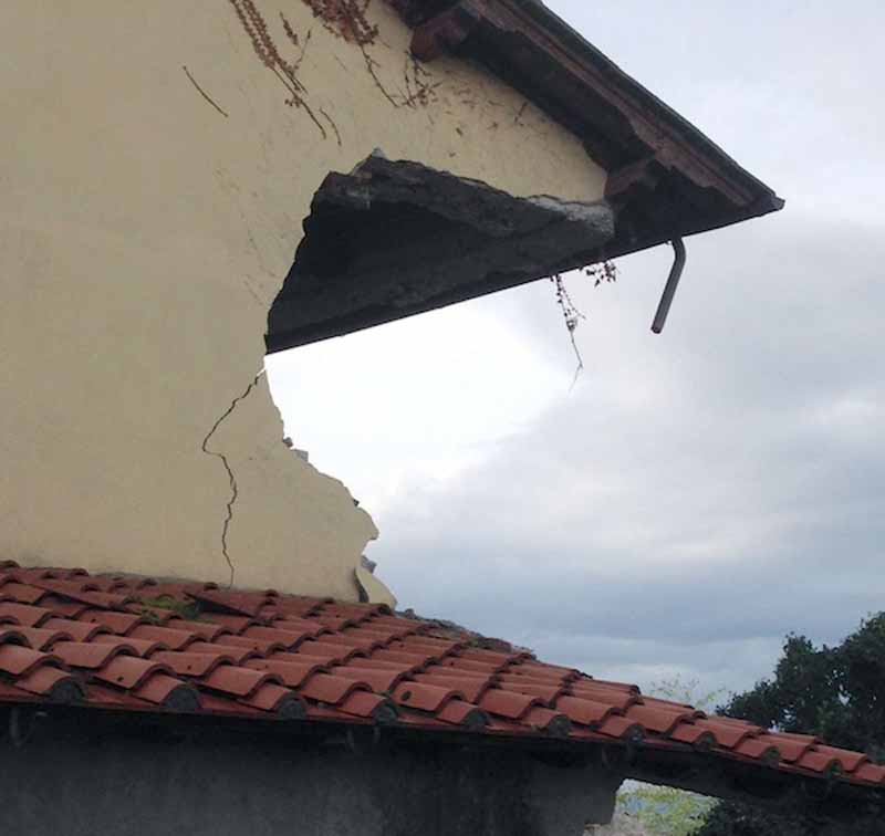 Panicaglia, crolla una parte di una casa. La frana resta osservata speciale