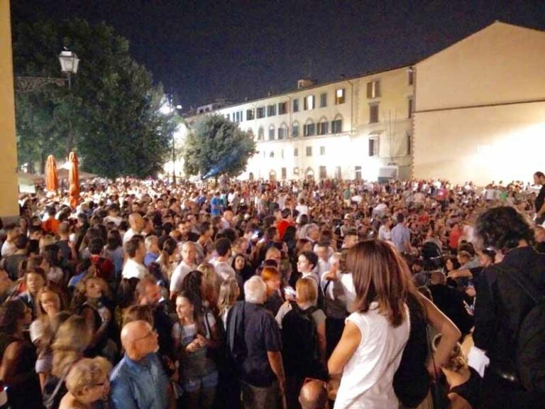 Fiume di folla per ”Il Ciclone” in Santo Spirito
