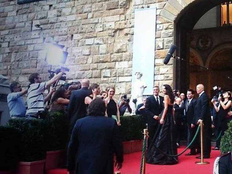 George Clooney: “Sposo Amal”. Fan in delirio a Firenze
