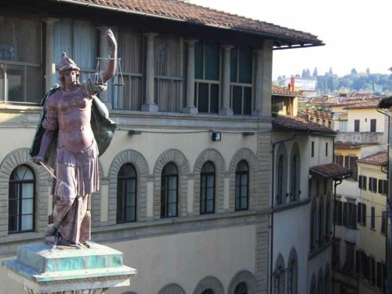 Lavori alla colonna della Giustizia