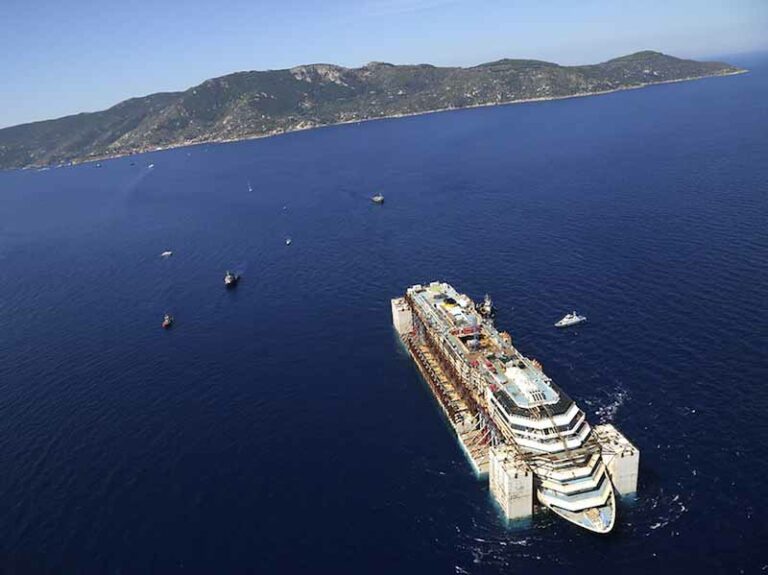 Concordia, metà viaggio. Rossi: ”Il Giglio non deve rimanere solo”