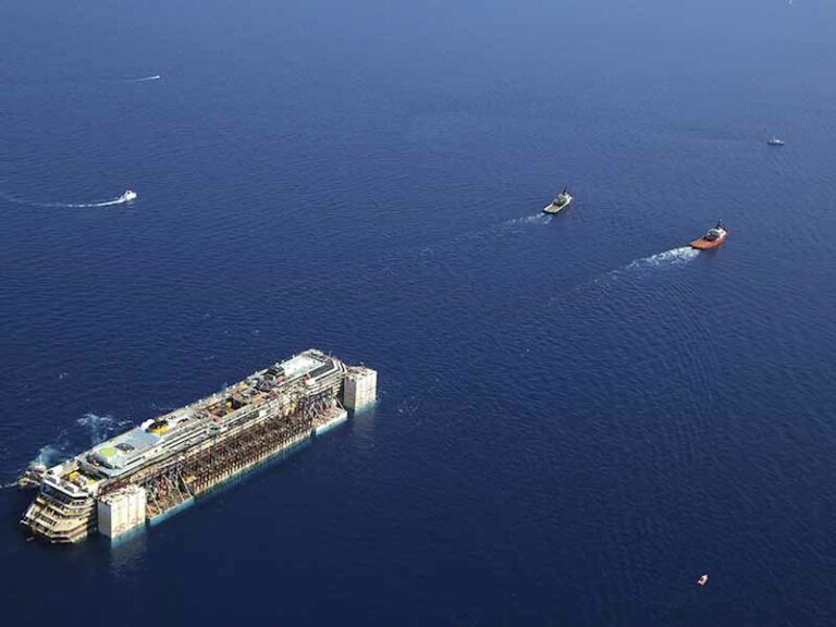 Concordia, destinazione Genova:<br/> il viaggio continua