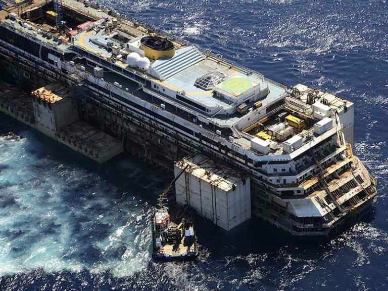 Concordia, fine del viaggio: è arrivata al porto di Genova