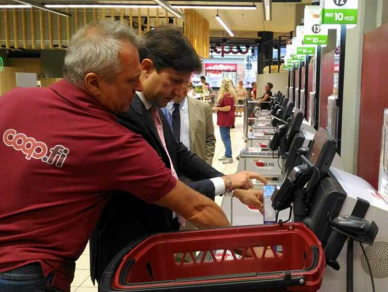 Via Cimabue, riapre la Coop. Il sindaco fa la spesa