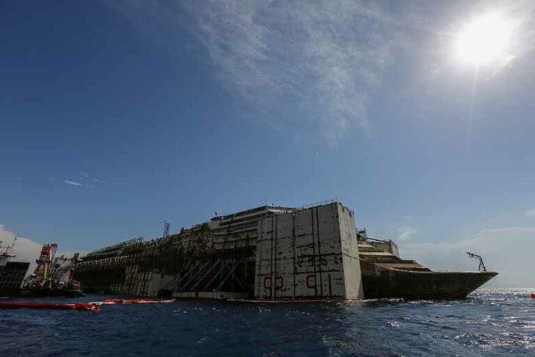 La Costa Concordia se ne va