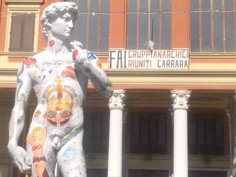 Anarchico e tatuato, il David come non l’avete mai visto