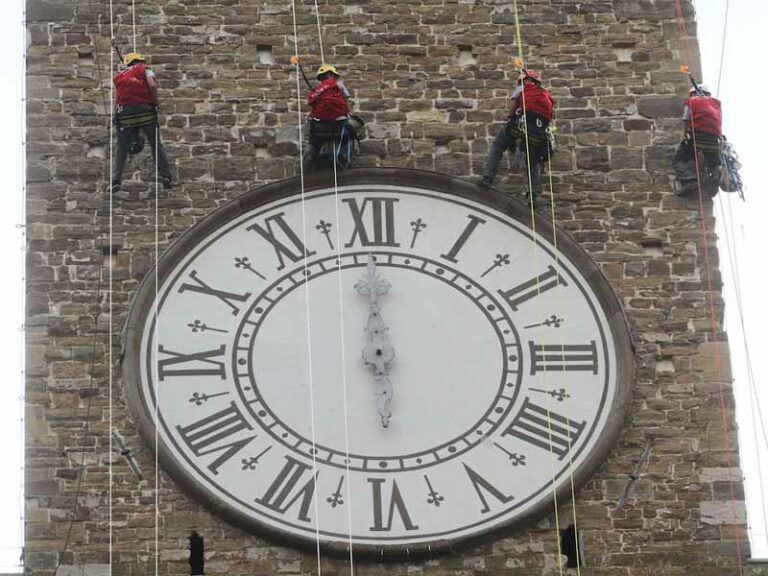 A Palazzo Vecchio in azione i tecnici-alpinisti