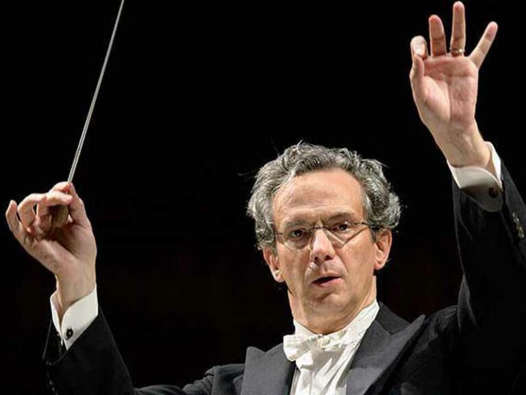 L’orchestra del Maggio suona tanti auguri al maestro Luisi