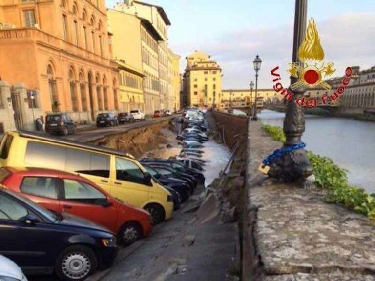 Sprofonda un tratto di lungarno Torrigiani
