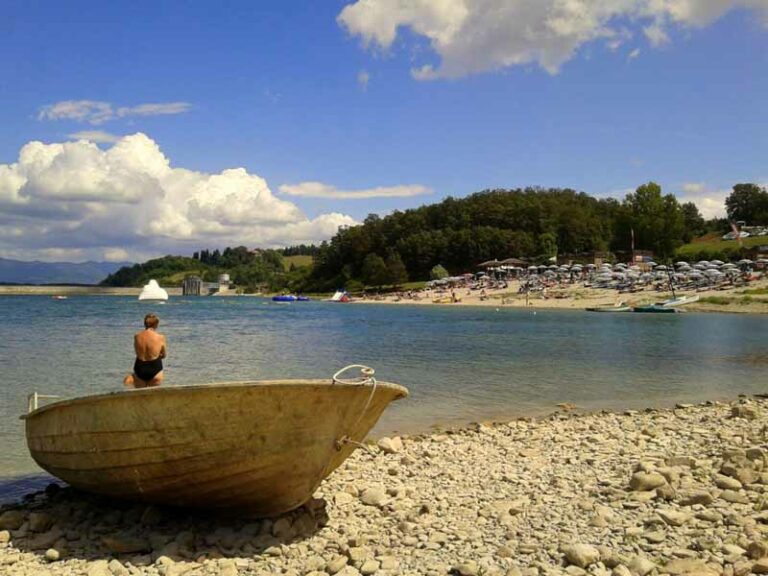 Nudi al lago di Bilancino: intervengono i carabinieri