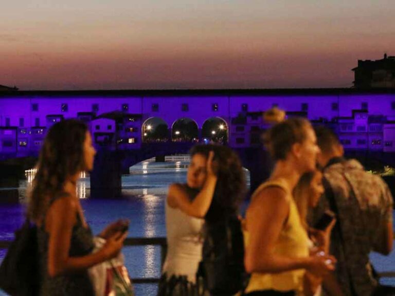 Ponte Vecchio si veste di viola