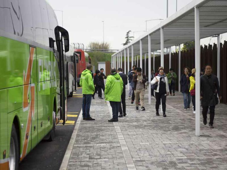 Flixbus ferma al parcheggio di Villa Costanza