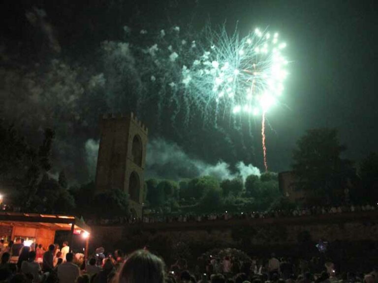 ”Fochi” e calcio storico: Firenze celebra il suo patrono